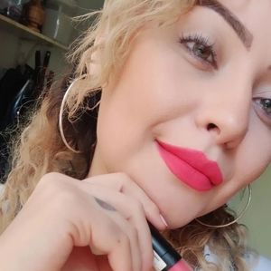 Liquid matte lipstick